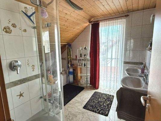 Bad mit Dusche, Wanne und 2 Waschbecken