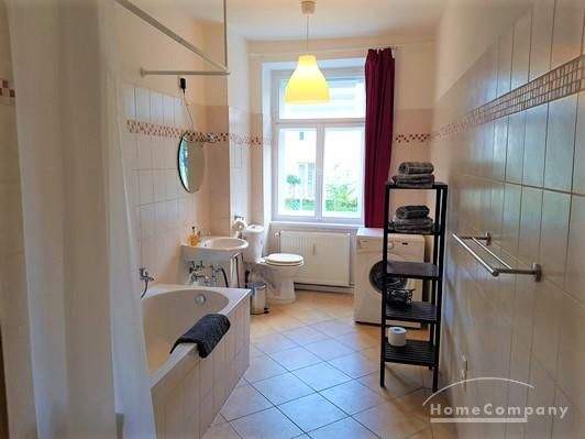 Bad mit Wanne und Fenster