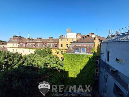 20 Begrünter Innenhof 1210