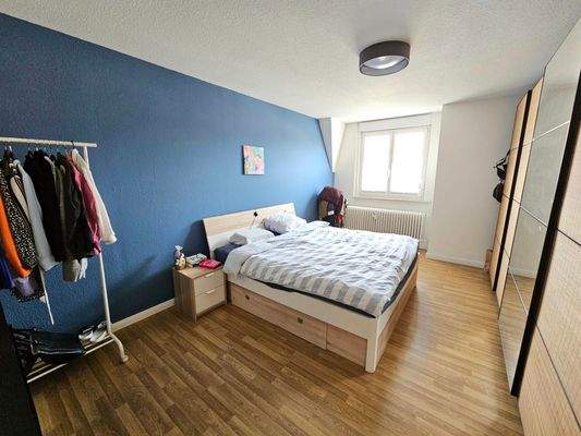 geräumiges Schlafzimmer