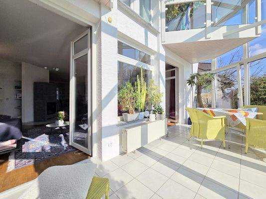 Wintergarten mit Blick auf eine Empore