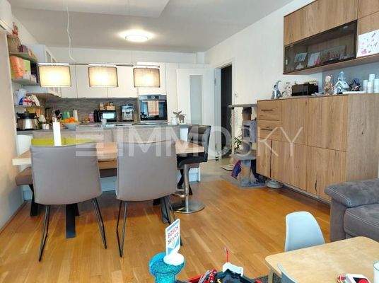 Blick zur offenen Küche