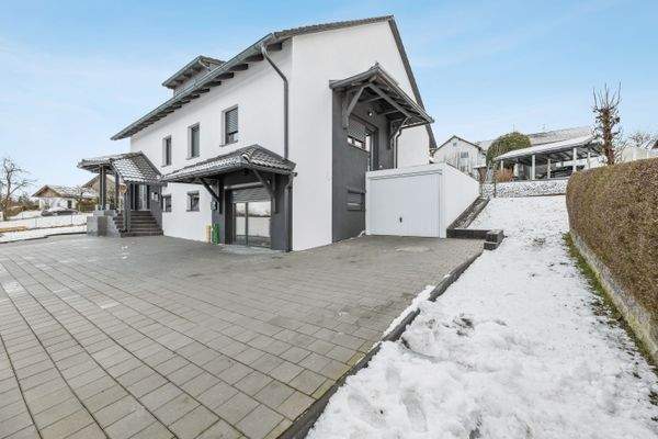 Außenbild Garage & Dachterrasse 