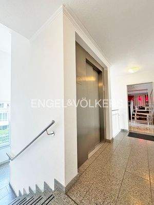 Fahrstuhl mit Eingangsbereich