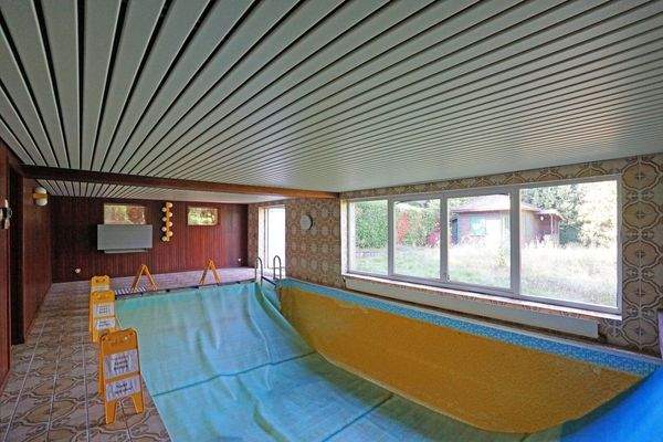 Schwimmhalle mit direktem Gartenausgang und Dusche