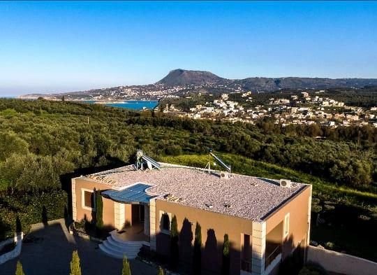 Kreta, Kalyves: Einstöckige Villa mit freiem Bergblick zu verkaufen