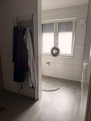 Helles Badezimmer mit Fenster