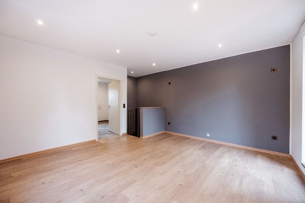 Durchgangszimmer mit Zugang zur Dachterasse