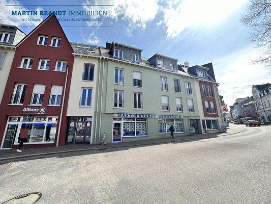 Straßen- und Hausansicht