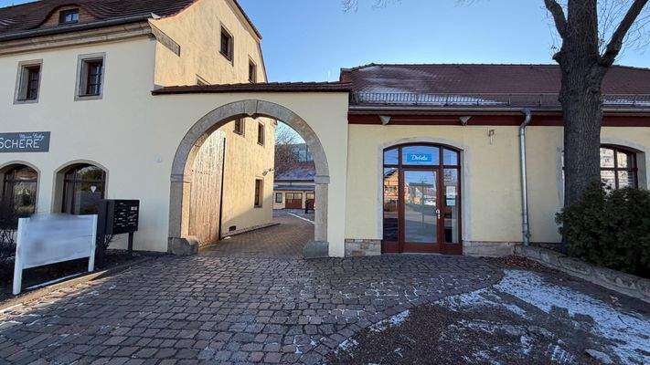 Torhaus mit Grundstückszufahrt