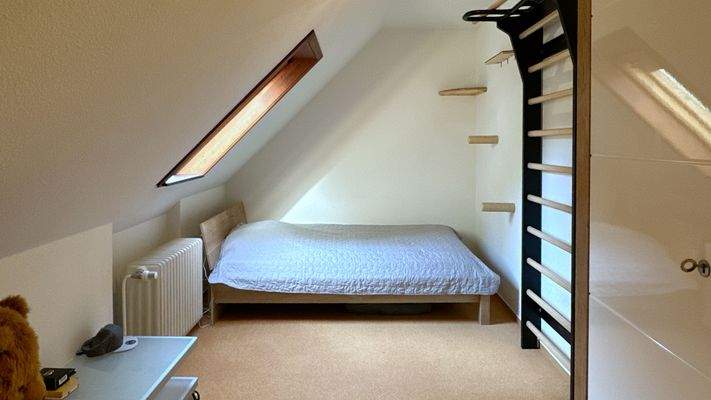 24 Kleines Kinderzimmer DG