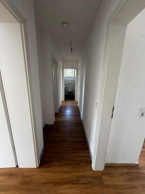 Moderner Flur mit Holzboden