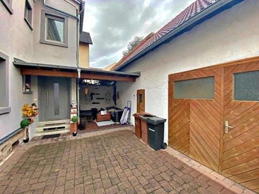 Innenhof (Haupteingang) und Zugang zur Scheune