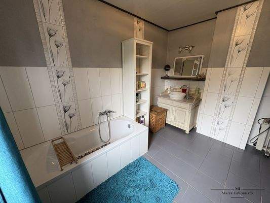 Stilvolles Bad mit Wanne und Tageslicht