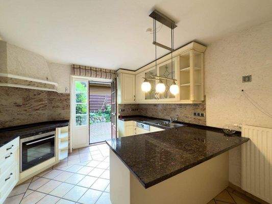 Küche Erdgeschoss mit Zugang zur Terrasse 