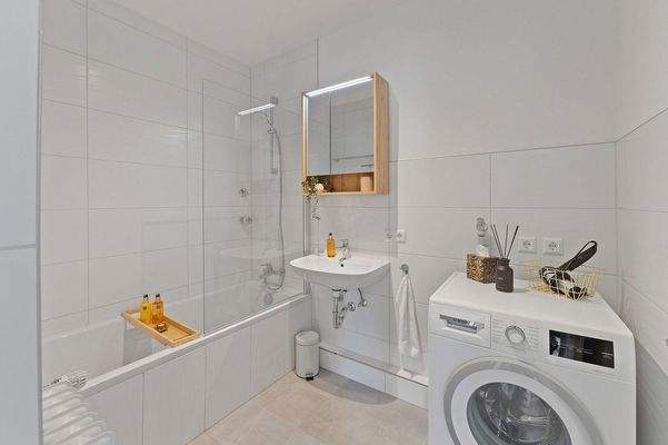 Badezimmer mit Dusche und WaMa