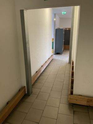 Schulflur mit Spinden