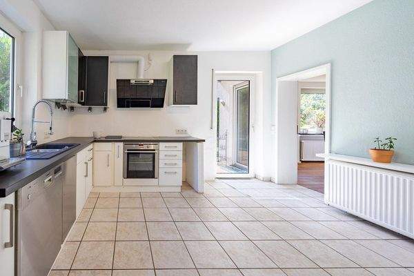 EG: Küche mit Zugang zur Terrasse und Wohnzimmer