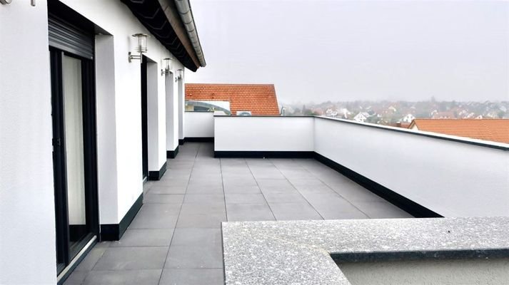 Balkon mit Zugang von allen Räumen im 1. OG