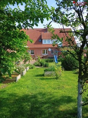 Ansicht Wohnhaus mit Garten