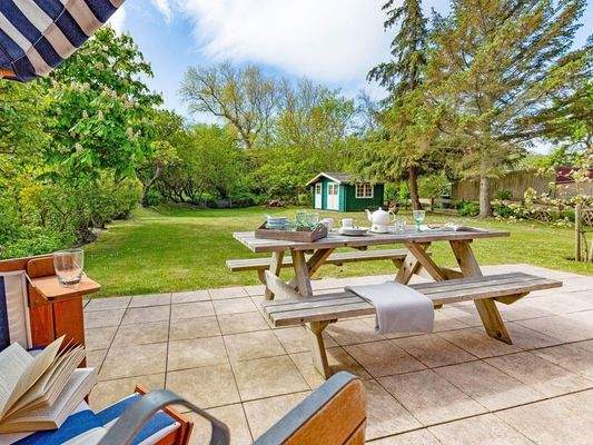 Blick von der Terrasse in den Garten