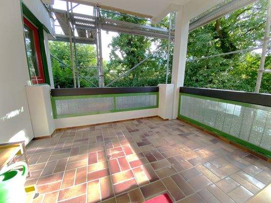 Loggia mit Blick in den Garten