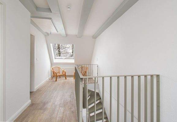 Galerieebene mit Dachfenster und offener Raumwirkung