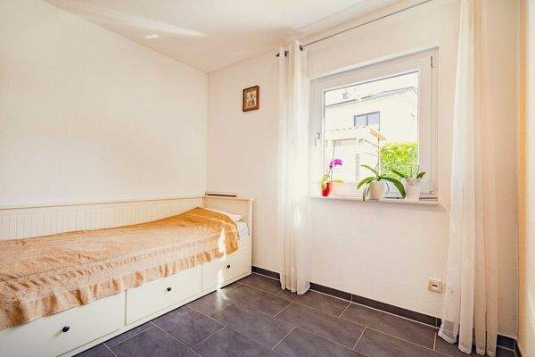 ...sowie einem Zimmer, das flexibel als Gästezimmer oder Homeoffice genutzt werden kann.