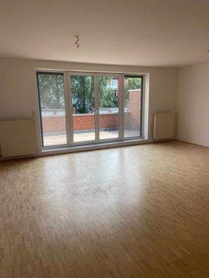 Große Fensterfront im Wohnzimmer