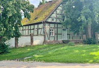 Denkmalgeschützter Vierseithof mit Reitplatz im O