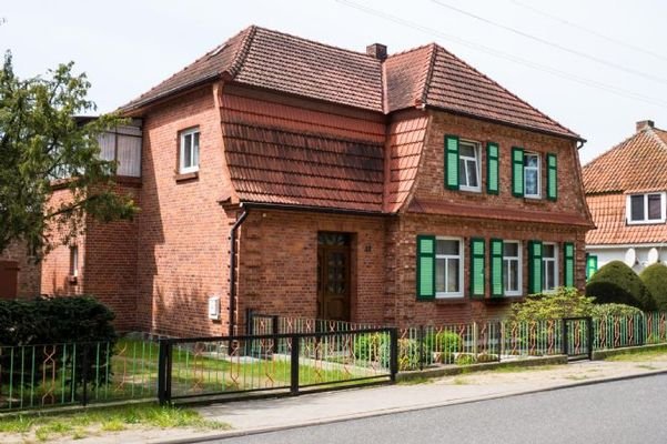 straßenseitige Ansicht mit Zufahrt