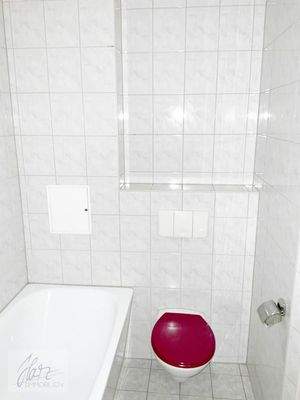 innenliegendes Badezimmer mit Dusche, Waschtisch, Badewanne und WC