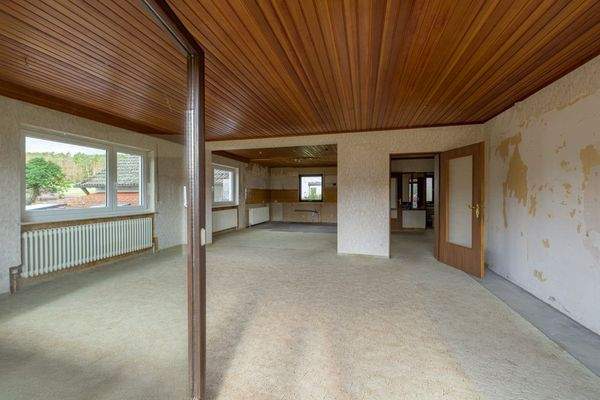 Wohnzimmer mit Blick in Richtung offene Küche