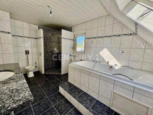 Bad mit Whirlpoolwanne im OG