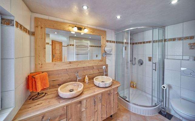 Großes Bad mit Dusche