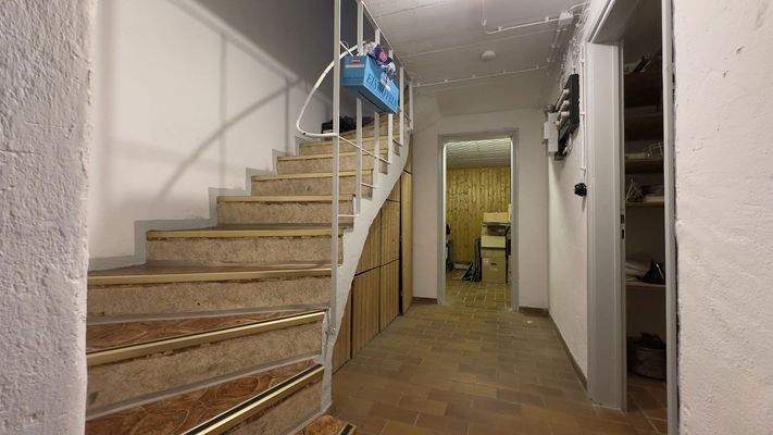 Treppe und Flur im Keller