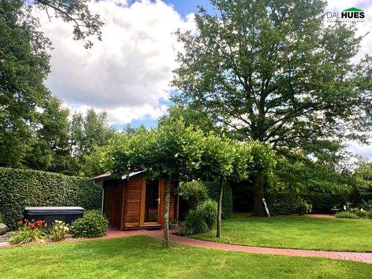 Garten mit Wellnessbereich: Sauna und Whirpool