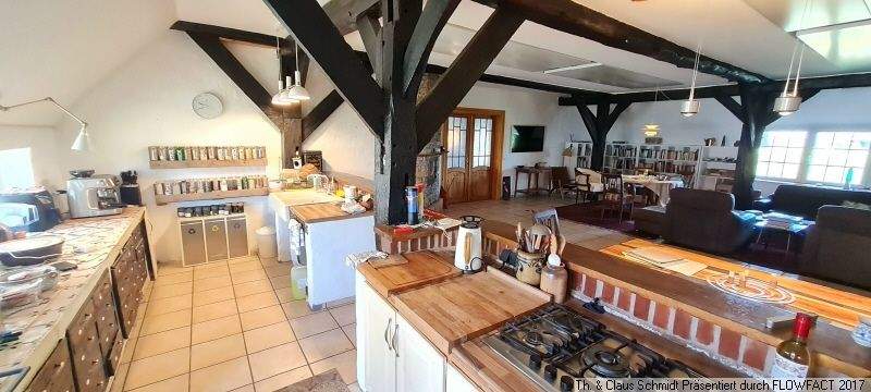 Offene urige Küche mit Gasherd