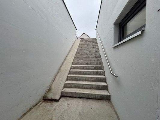 Kelleraußentreppe mit Schieberampe für Fahrräder