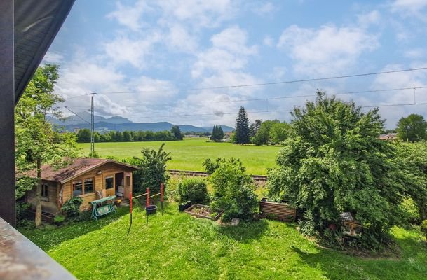 Blick über Wiesen zum Hochstaufen und Zwiesel