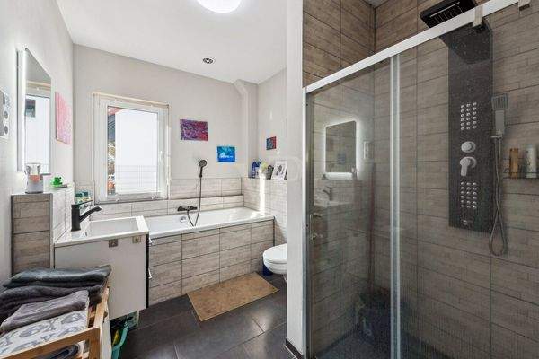 Dusch- und Wannenbad im EG