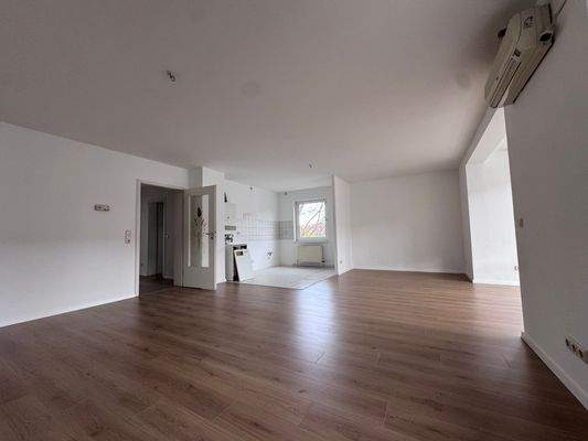 großzügiges Wohnzimmer mit offener Küchenzeile