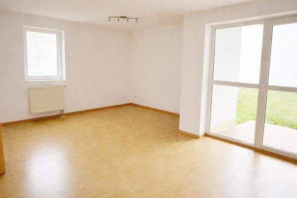 Wohnzimmer mit Blick Richtung Terasse