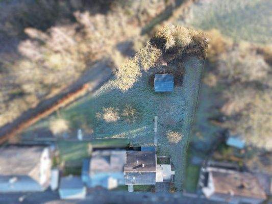 Luftaufnahme Gebäude und Grundstück