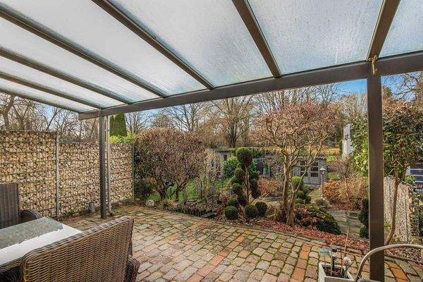 Überdachte Außenterrasse mit Westausrichtung