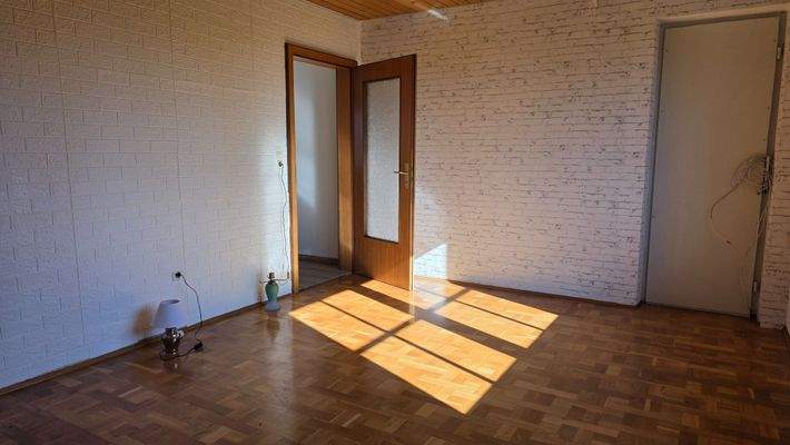 1 Whg. OG Wohn- Schlafzimmer mit Möglichkeit Zugang zum Balkon