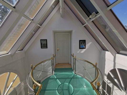 OG: Verbindungsbrücke zur Bibliothek mit Glasboden und Panoramafenstern