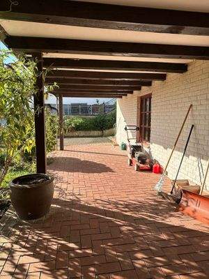 unterhalb der Terrasse geradezu Stellplatz PKW.jpg