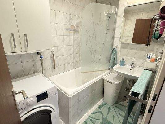 Badezimmer mit Wanne