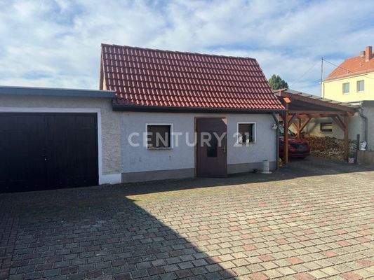 Garage mit Nebengelass und Carport